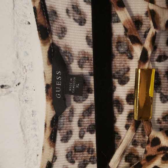Guess short sleeved leopard print top w/front gold detail size xl - Picture 2 of 5